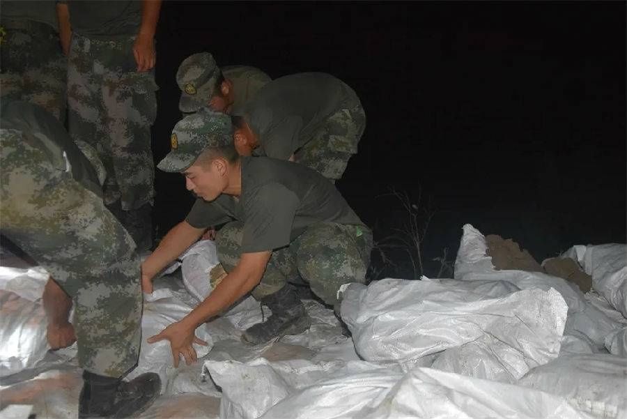  劲旅|守住最后防线!＂太行劲旅＂通宵加固圩堤