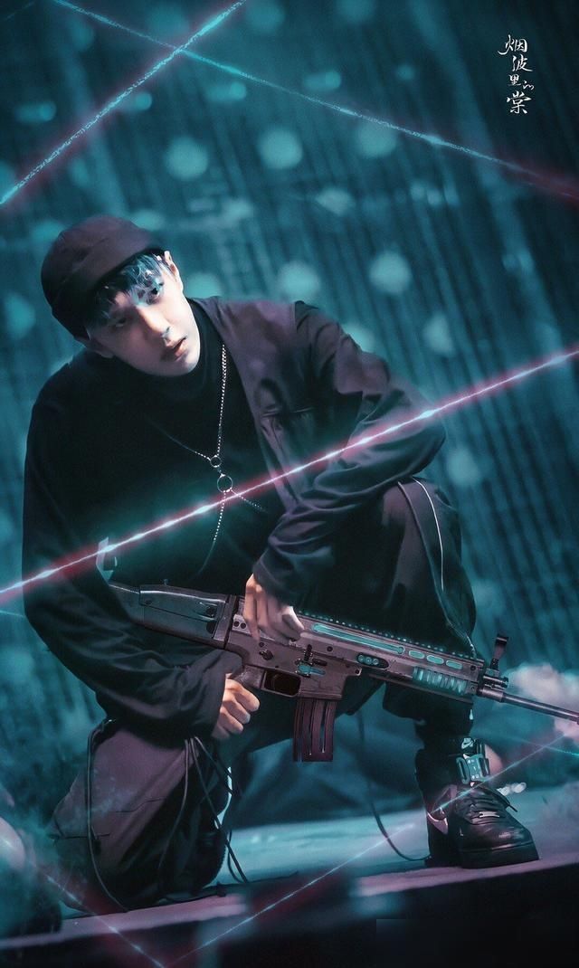  表情包|王一博造型引热议，新裤子设计好怪，想帮耶啵提裤子的每一天