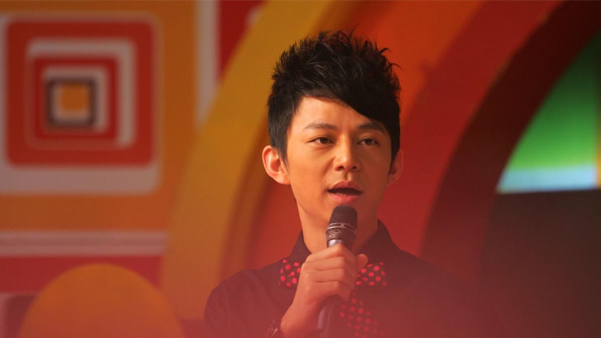  毁于|何炅出道25年，1条交际潜规则受益匪浅：再优秀的人都毁于这件事