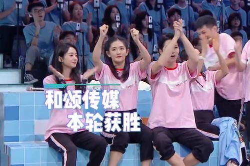  谢娜|赵丽颖参加《快本》录制，跟谢娜互动很少，角落里的动作暴露感情