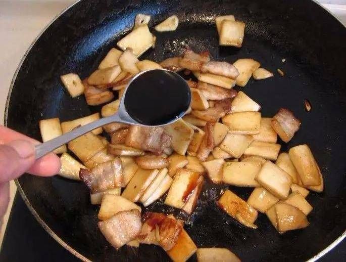  新鲜|炒肉时，什么时候放酱油？做菜10年都不懂，难怪肉质不新鲜