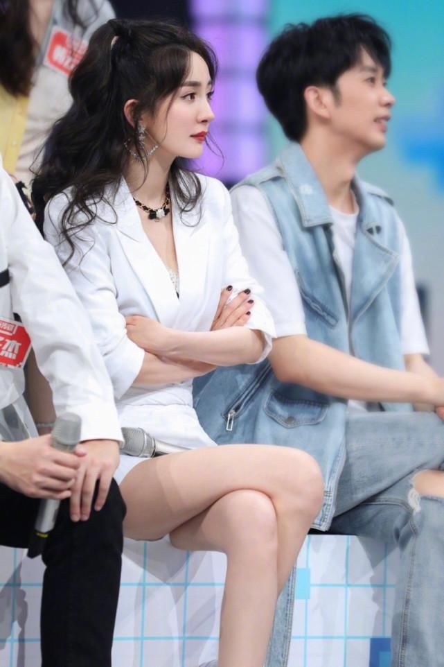  竟成|杨幂新式穿搭，蕾丝打底加西装。腿太细，翘二郎腿竟成“麻花形”谁可以？