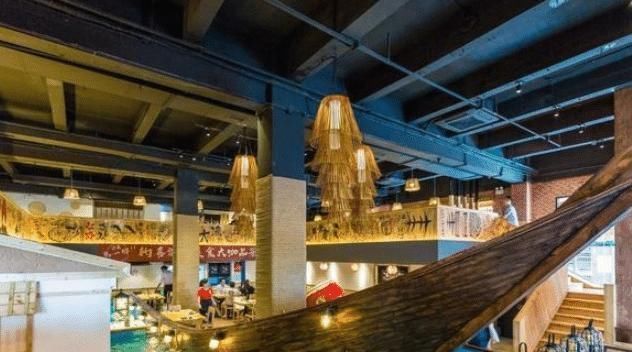 家餐厅里面|30吨海水装满餐厅,想吃鱼自己捞,用餐环境优美,你猜人均多少钱