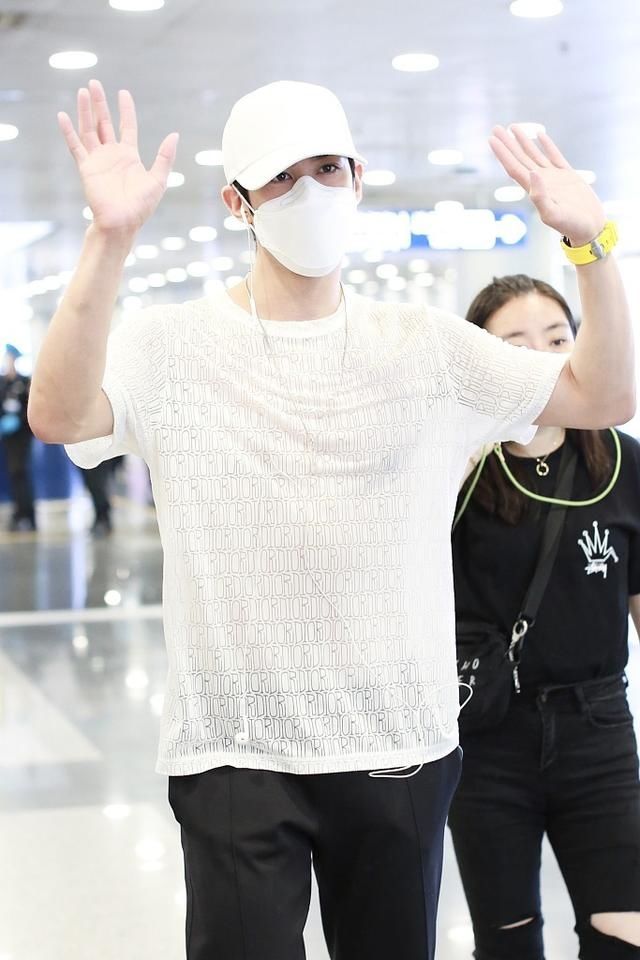 可爱|李治廷黑白look简约低调帅气满分 举双手挠头呆萌可爱