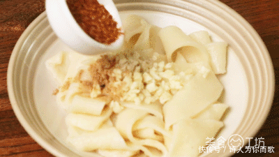过瘾|油泼面好吃有诀窍,掌握这4步,香辣过瘾,嚼劲十足