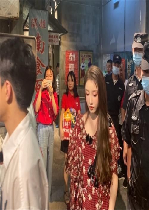  姜贞羽|姜贞羽“弯道超车”？率先代言录综艺，搭档王一博想不红都难！