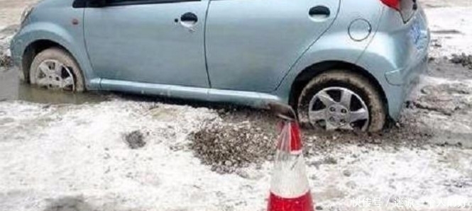 胡乱|车主为不交停车费胡乱停车，结果被人封住4个轮子，车主看哭了！