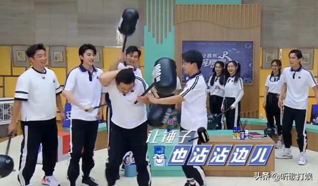  节目里|心疼沙溢！被郭麒麟蔡徐坤联手撕名牌，玩游戏回答不靠谱遭群殴