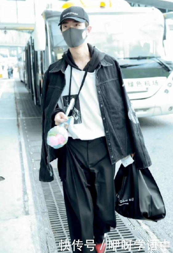机场|肖战接受视频专访,穿黑白套装机场亮相,期待男神更多新作