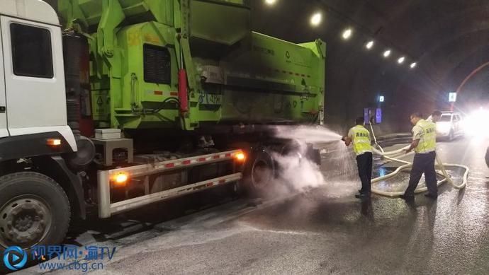 快速|高速路上车辆自燃 执法人员快速处置