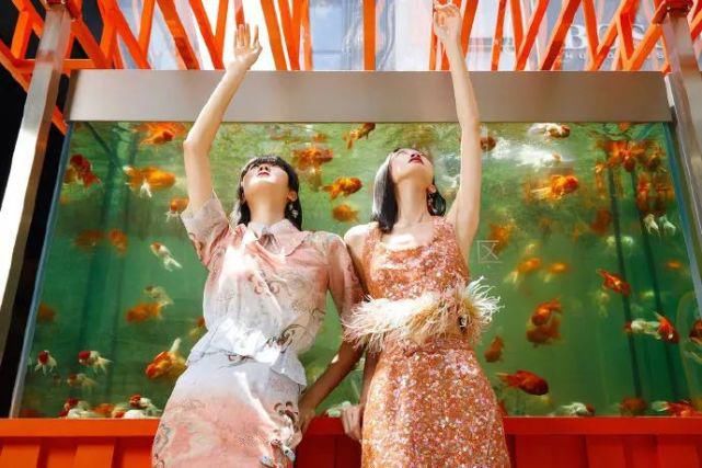  真的|真的吗？外国网友：成都，街上随时像是时装周！