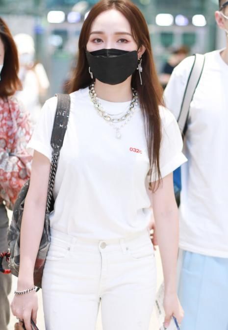 造型|孟佳造型朋克,穿日常款短袖配牛仔裤,也要配条“大金链子”