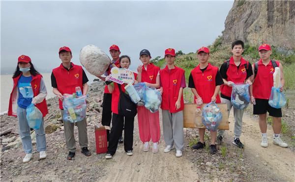  海滩|志愿者在行动|定海大学生踏上小岛净海滩
