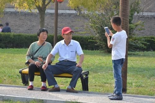  阿姨|“阿姨我帮你拍照”，骗走了老人20余万，别人帮你拍照要当心