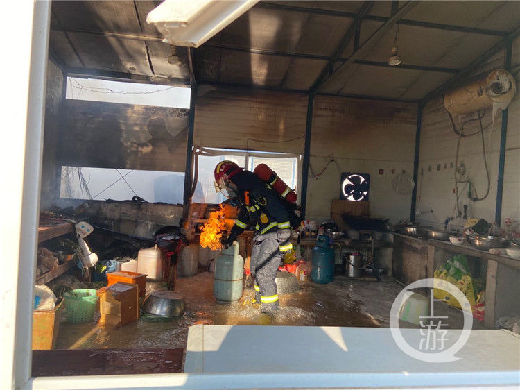  煤气罐|烈火英雄！消防小哥抱着两个冒火煤气罐冲出火场