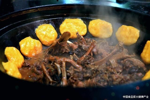 老板|隔着屏幕都觉得香的榛蘑炖大鹅,老板说:这是妈妈做出来的味道!