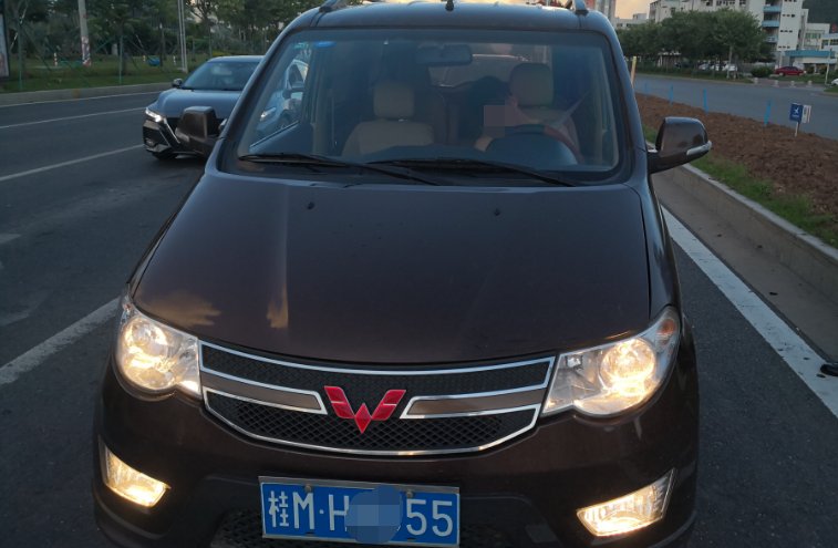  司机|男子赤裸上身开车去南屏被路人举报！警察到场拔下他的车钥匙……