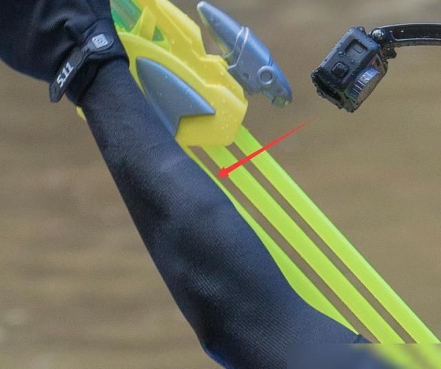  伤口|王一博处理伤口，使坏偷袭女导演被凶后秒怂，全身湿透喊冷直发抖