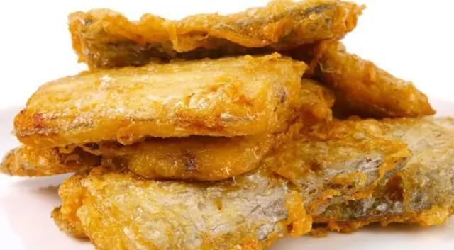 炸出|炸带鱼时,别在挂面糊了,大厨教你一招,炸出的带鱼更酥脆可口!