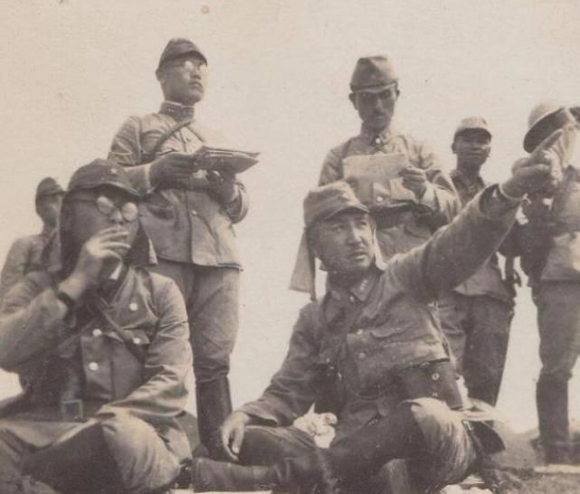 帽子|二战日军帽子上为何会有两片“屁帘”？这两块布到底是干什么用的？