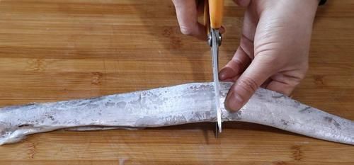  喝啤酒|夏天喝啤酒，试试这道香烤带鱼，鱼肉鲜嫩，比红烧带鱼做法简单