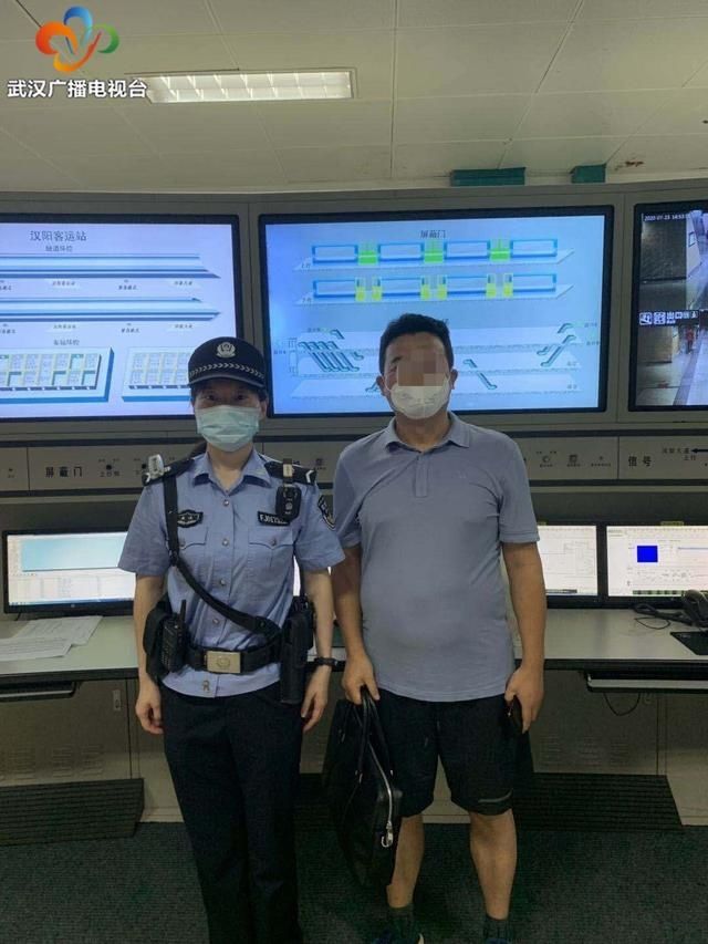  新大道站|装有5000元现金及重要证件的包包忘车内，民警不到十分钟帮找回