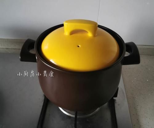  金黄|天冷煲鸡汤，不放山药木耳，就放这食材，汤色金黄，味道鲜得很