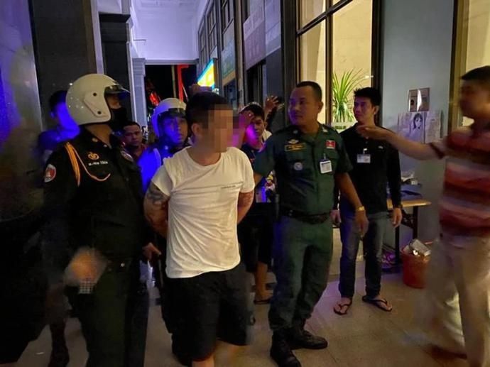 上演|惊心动魄！警方深夜追捕毒贩上演“生死时速”