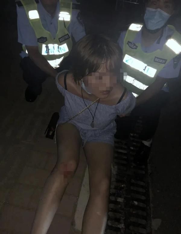  刻下|女子狂砸9辆车刻下“男友”名字，最后发现砸错车了……