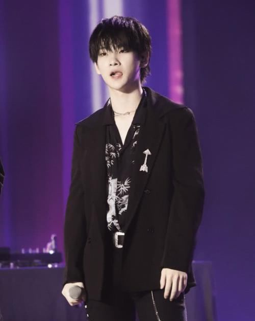  挑战|周震南出席展览，挑战油头＋“绝地求生装”，潮范MAX！