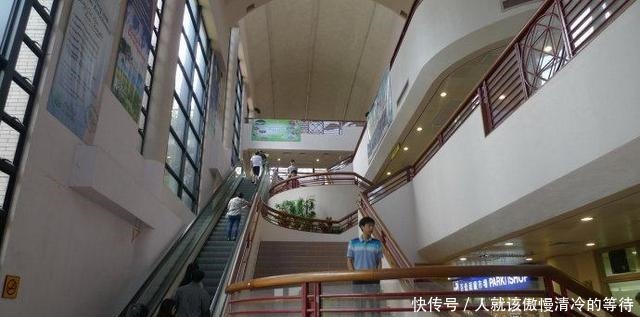  李嘉诚|她不顾家人反对执着下嫁于他，离奇过世后丈夫竟为她盖了一栋楼