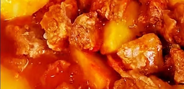 土豆|开胃又下饭的番茄土豆炖牛腩：汤汁浓郁美味、牛腩软烂鲜香入味！