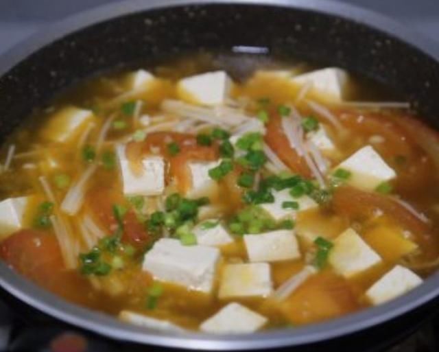 豆腐汤|美味可口，酸咸开胃的金针菇豆腐汤你也来做做尝尝吧！