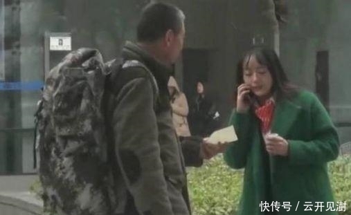 手机|老人外出打工手机没电, 向路人求助, 女子的做法却令人感到意外