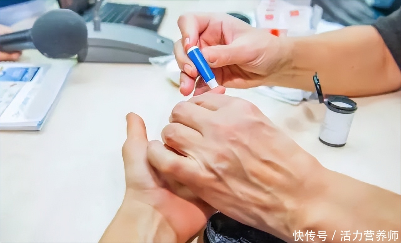 糖尿病并发症眼睛会出现哪些前兆(若眼睛出现这3个症状，很可能是糖尿病眼病的信号，两分钟自测)