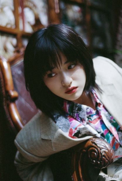  景甜|景甜笑看资源咖断层降级，这脸也吸金？