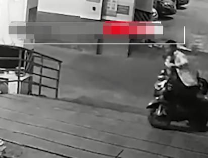  逃离|隔着屏幕都疼！笨贼偷电动车却驾驭不了，下一秒突然撞墙弃车逃离