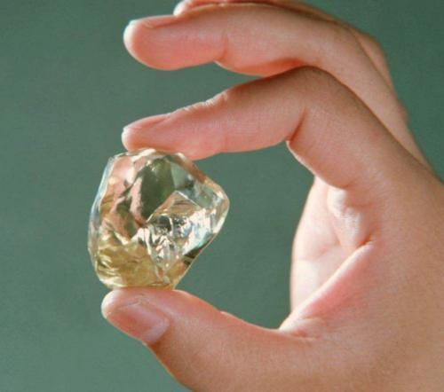 家人|当年捡到10亿钻石上交国家的女孩，现在过得怎么样了?