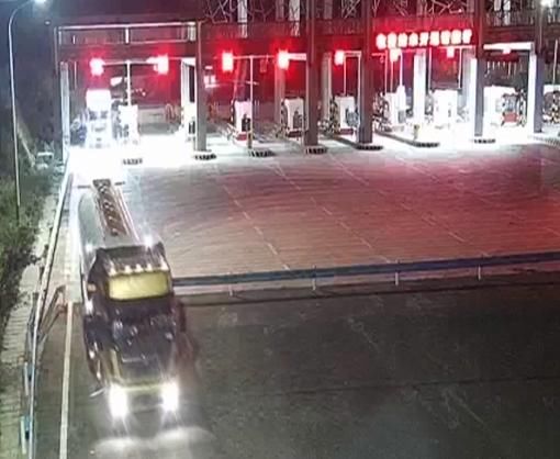 凯坝收费站|统统被抓!2000多辆货车偷逃过路费400多万,这伙人打起了收费站的主意…