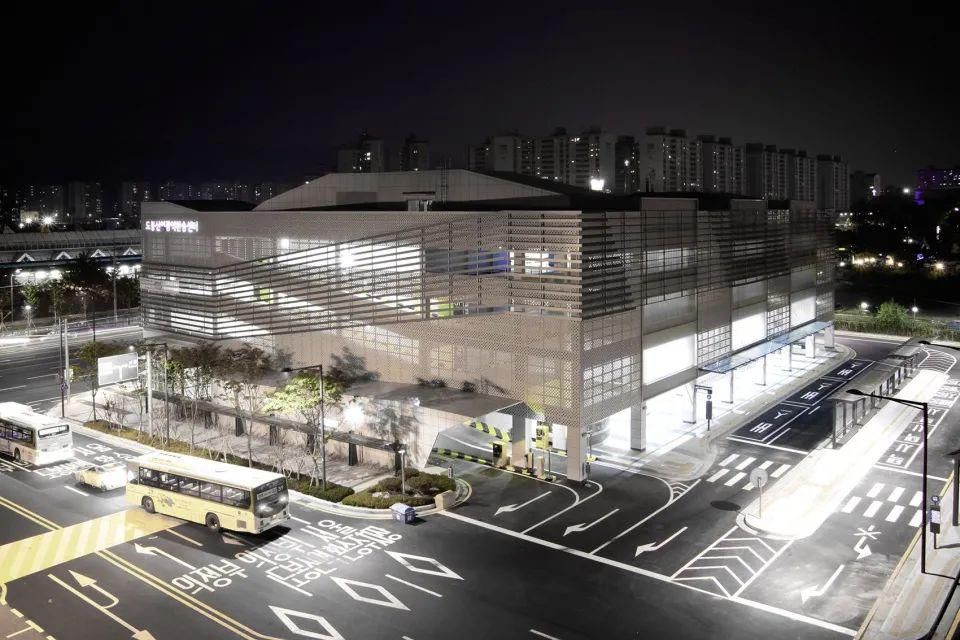  空间|5 个停车楼设计：“树”向生长的停车空间