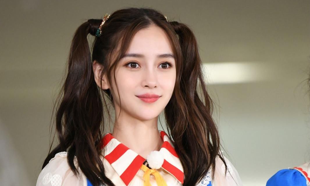  签名|录跑男时baby手受伤，粉丝找她签名，她4字回应，网友：这都行？