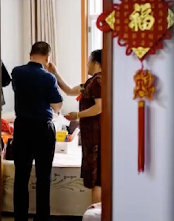 落泪|新娘刚被接走，娘家人这一幕让人落泪…