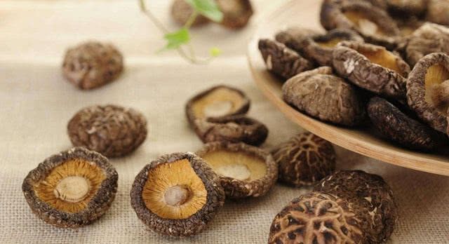  香菇|你买蘑菇还是干香菇？哪个更香，更有营养？大多数人都不知道！