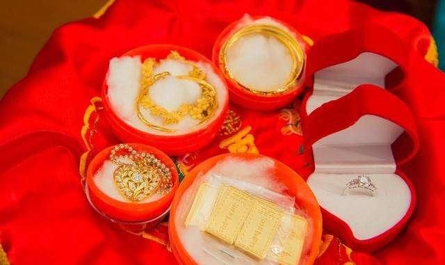 导演|19岁和导演私奔，住地下室、裸婚，4年生3胎，丈夫用7部剧捧红她