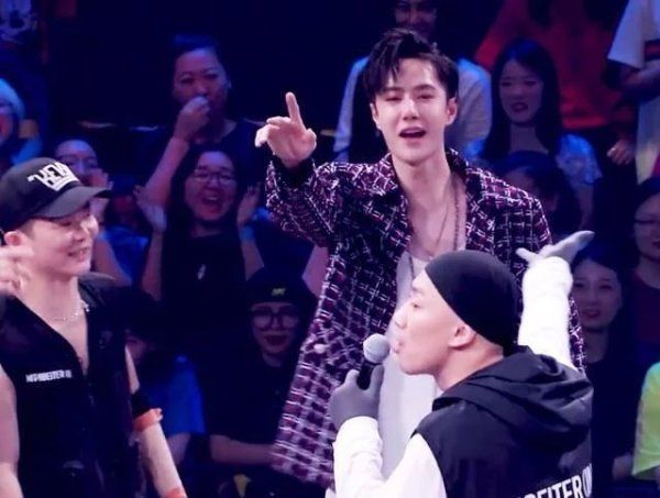  反差|王一博前后几秒钟两个镜头直接换了个人, 怎么反差这么大? 绝了!