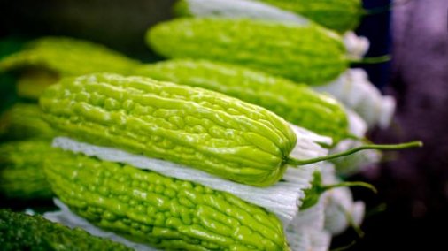  么炒保持绿|苦瓜该如何炒才能保持绿色呢?苦瓜的营养价值具体有多少呢？