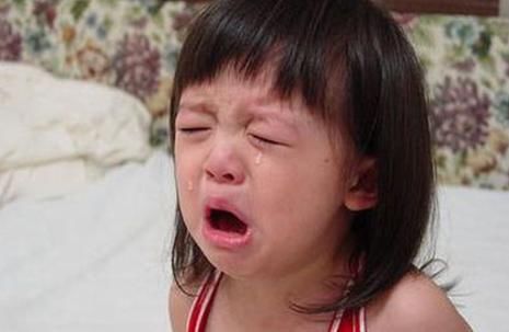孩子|公交车上婴儿哭闹不止，爸爸不管不问，乘客一句话，救了孩子