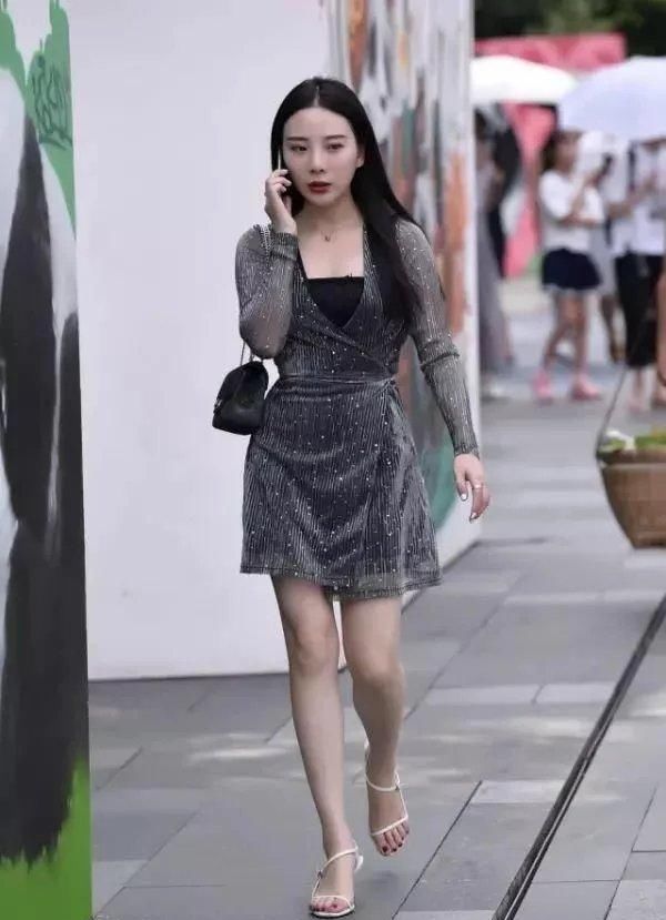  逛街|洋气的小姐姐，穿了一条洋气的裙子逛街