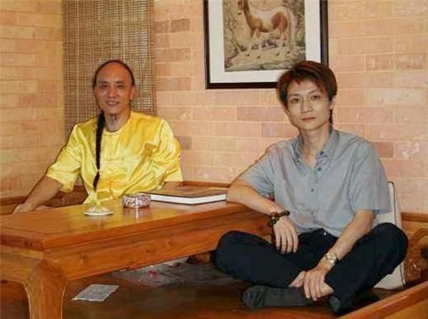 自称|他自称是多尔衮十世孙，在火车站穿黄马褂大闹，希望住进故宫
