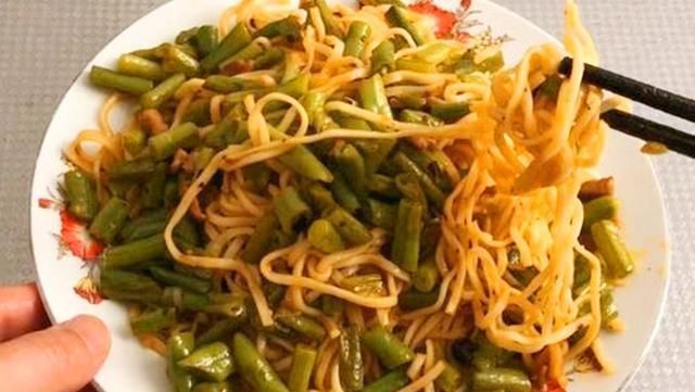 全家|面条别再煮着吃了,学会这样做,喷香又解馋,出锅全家抢着吃